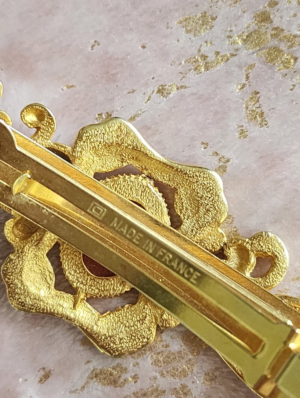 HAIR CLIP | Cameo Goldtone Hair Clip - Picture 14 of 17